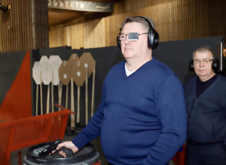 Кавалер ордена Мужества полковник Александр Колбанов настраивается перед стрельбой. Рядом — ветеран Группы «А» Сергей Гусев