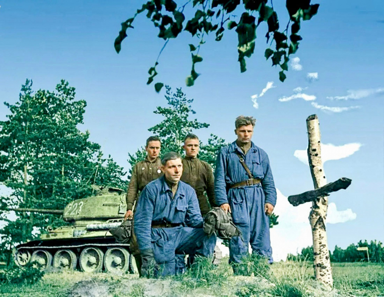 Экипаж Т-34‑85 95‑й танковой бригады у могилы танкистов, погибших в июне 1941 года и похороненных мирными жителями Белоруссии. Район границы СССР