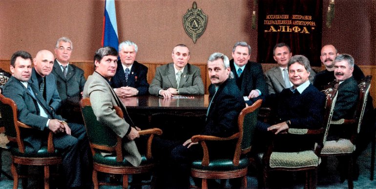 Заседание Совета Ассоциации «Альфа». На фото: Владимир Елисеев, Владимир Ширяев, Роберт Ивон, Виктор Лутцев, Геннадий Зайцев, Сергей Гончаров, Александр Михайлов, Валентин Андреев, Владимир Березовец, Игорь Орехов, Виталий Демидкин и Александр Репин. Начало 2000‑х годов