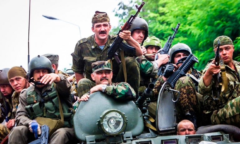 Ученики, боевые соратники генерала Геннадия Зайцева во время спасательной операции в Беслане. 3 сентября 2004 года. Республика Северная Осетия — Алания