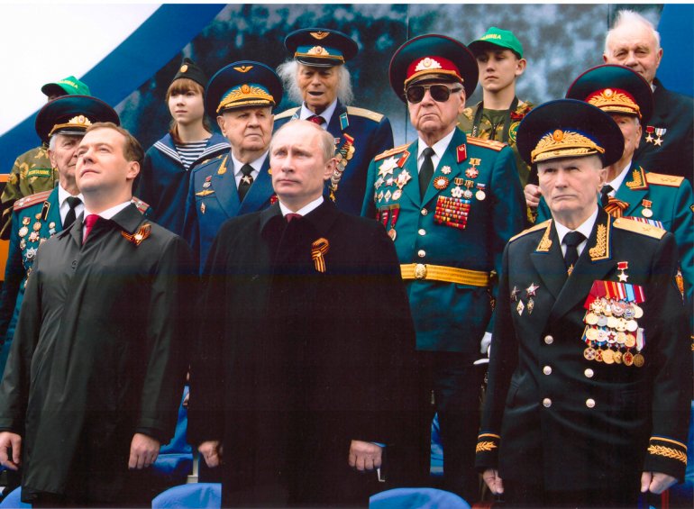 Президент Дмитрий Медведев, глава правительства Владимир Путин и Герой Советского Союза Геннадий Зайцев на Параде Победы. 9 мая 2011 года. Москва, Красная Площадь