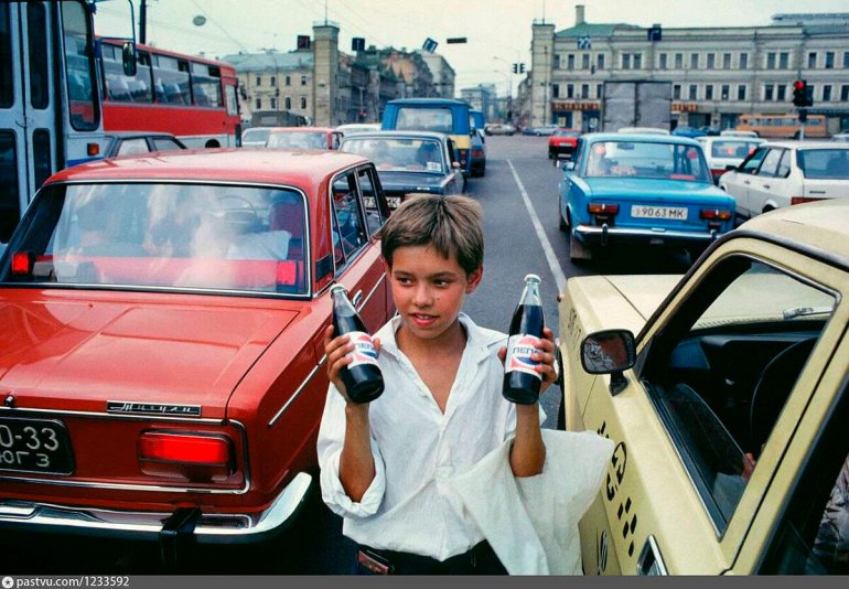 В 1990-х годах уличная торговля была повсеместным явлением в «новой России».