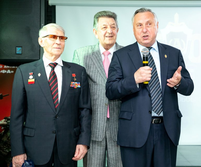 Герой Советского Союза, первый начальник Группы «А» генерал-майор Виталий Бубенин, президент Ассоциации «Девятичи» Сергей Петров и директор ФСБ России в 1990‑х годах генерал армии Михаил Барсуков