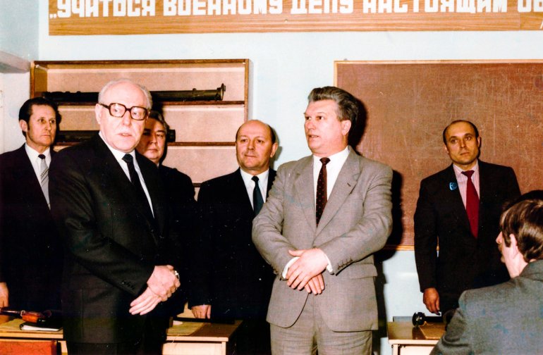 Председатель КГБ СССР Виктор Чебриков и начальник Группы «А» Геннадий Зайцев на объекте. Москва. 1986 год