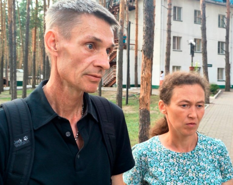 Виктория Яценко: «И радость одна на всех, и боль, мы и стоим щитом, один за всех». На фото с мужем в пункте временного проживания