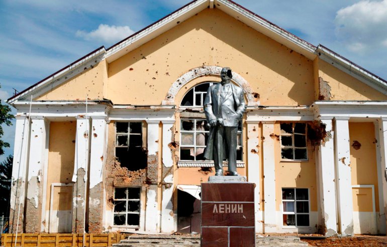 Расстрелянный в лицо памятник Владимиру Ульянову-Ленину – создателю советской Украины за счёт земель, отторгнутых от РСФСР. Город Суджа, август 2024 года