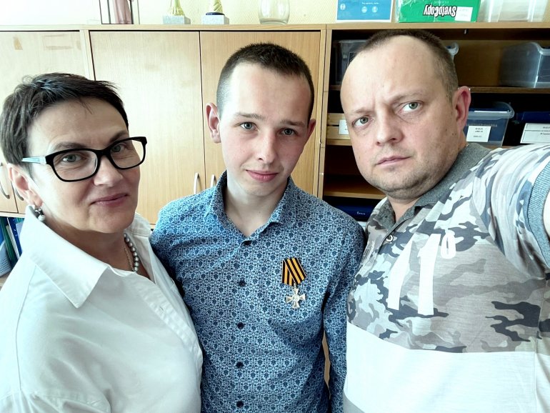 Георгиевский кавалер, воин СВО Кирилл Крапивин, преподаватели колледжа Ольга Степановна и Игорь Станиславович