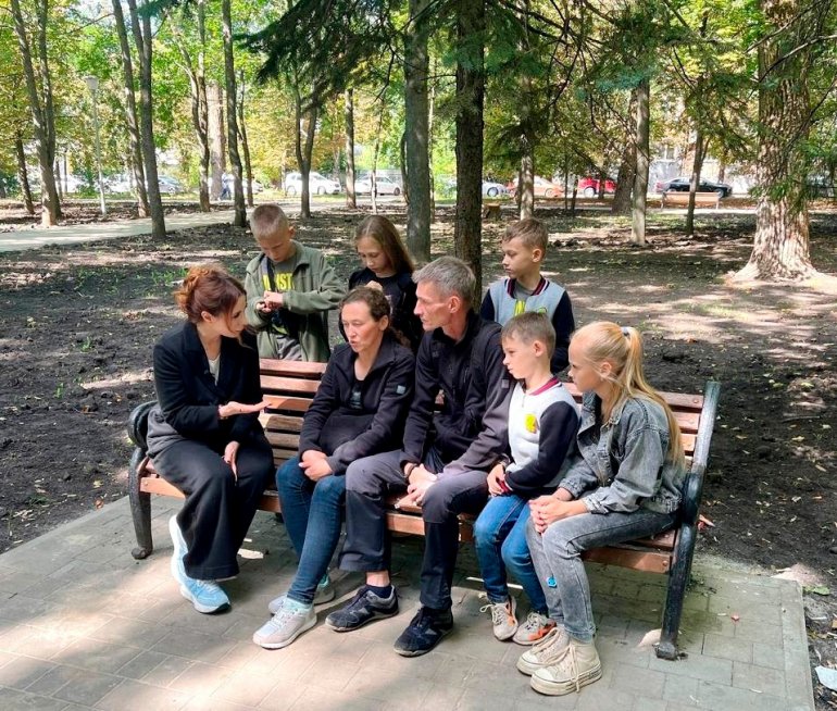 Несомненно, что Роман Яценко достоин ордена Мужества. И — приличного жилья для своей многочисленной семьи