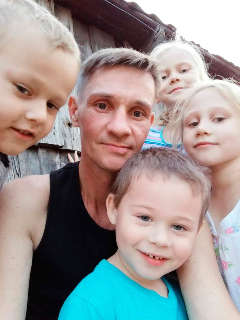 «Лично за себя страха не было, был страх за жену и детей — да такой, что грудь сводило». Роман Яценко с детьми за несколько лет до начала СВО
